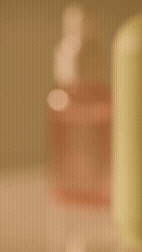 Mostrando várias mulheres se maquiando